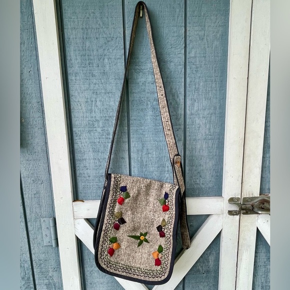 NWOT Embroidered Wool Exterior Crossbody Bag Boho Style - Picture 3 of 9